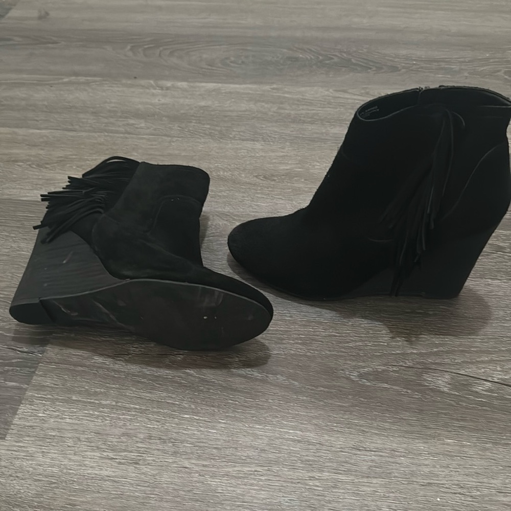 Cute Fringed Suede Wedge ankle boots!